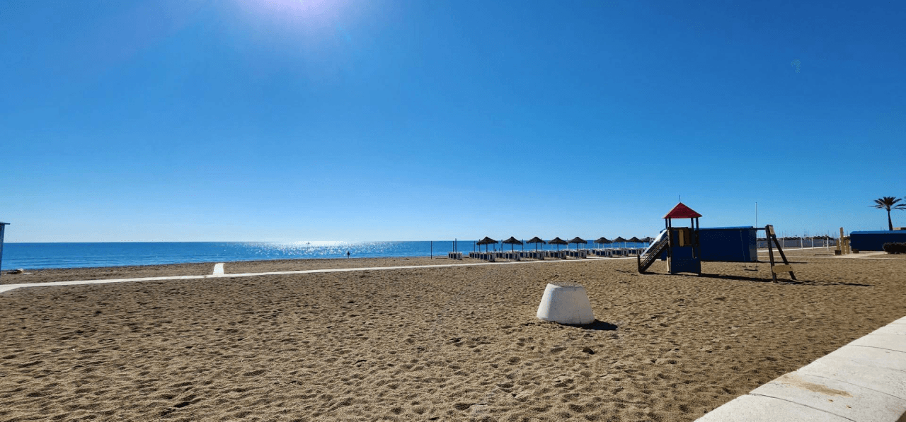 Välutrustad lägenhet i 2:a raden av stranden