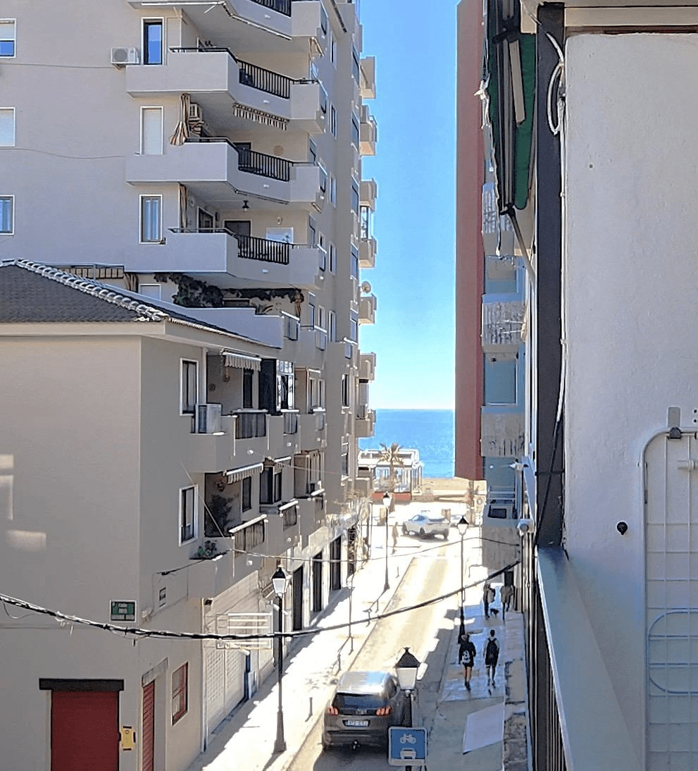 Välutrustad lägenhet i 2:a raden av stranden