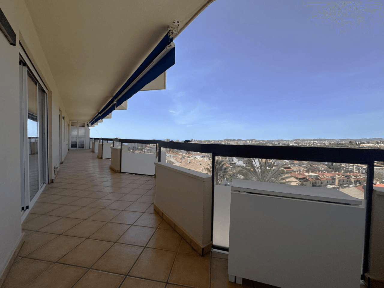 Apartamento muy amplio en Los Pacos con vistas al mar