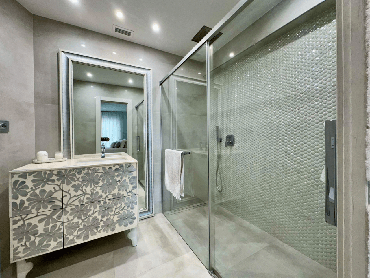 IMPRESIONANTE APARTAMENTO EN EL BAJONDILLO CON GRAN TERRAZA Y PISCINA.