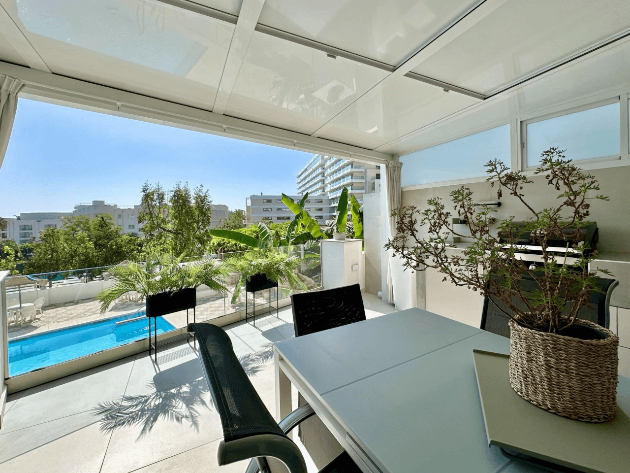 IMPRESIONANTE APARTAMENTO EN EL BAJONDILLO CON GRAN TERRAZA Y PISCINA.